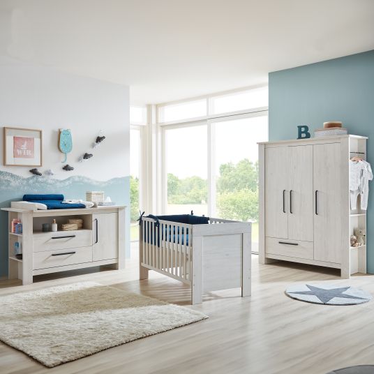 Arthur Berndt 3-tlg Kinderzimmer-Set Til mit 3-türigem Schrank, Bett, extrabreite Wickelkommode mit Wickelaufsatz - Nordic Wood