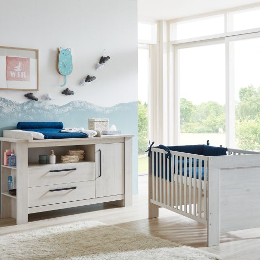 Arthur Berndt 3-tlg Kinderzimmer-Set Til mit 3-türigem Schrank, Bett, extrabreite Wickelkommode mit Wickelaufsatz - Nordic Wood