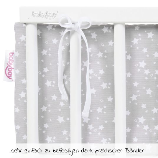 Babybay 5-tlg.- Beistellbett-Set Maxi mit Matratze Classic Fresh, Nestchen Sterne Weiß Perlgrau, Spannbetttuch Deluxe Weiß & Verschlussgitter - Weiß