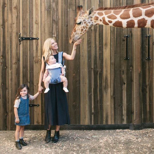 Ergobaby Babytrage 360° für 4 Tragepositionen - Sophie La Giraffe Festival