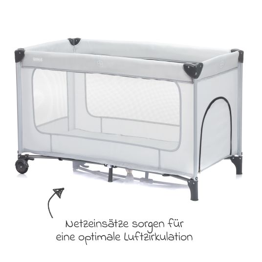 Fillikid Reisebett Capri ab Geburt - 15 kg mit verstellbarem Einhang, 2 Räder, Einstieg, Wickeauflage , Windelablage, Mobile & Tragetasche - Hellgrau