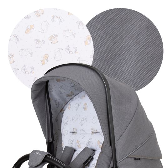 Hartan 4in1 Kombi-Kinderwagen-Set Racer GTS bis 22 kg belastbar mit Falttasche Trend, Babyschale Pebble Pro, Isofix-Basis FamilyFix3, Mückennetz, Regenschutz, Schnullerkette & Spieltier - Little Zoo