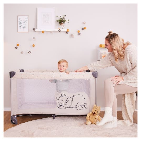 Hauck Set lettino da viaggio Dream'n Play Go incl. materasso per lettino da viaggio Alvi e zanzariera + body a maniche lunghe GRATUITO in confezione da 4 - Disney - Pooh Rainbow Beige