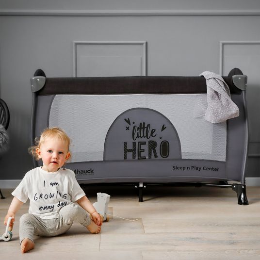 Hauck Set lettino da viaggio Sleep'n Play Center (incluso fasciatoio, regolabile in altezza) - Little Hero