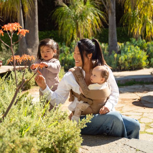 Nuna 4in1 Babytrage CUDL Luxe für Neugeborene ab 3,5 kg bis 16 kg einsetzbar mit 4 Tragepositionen, Klickverschluss inkl. Zubehör - Quartz