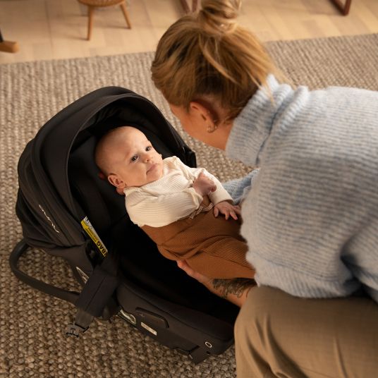 Nuna Babyschale PIPA urbn R 129 ab Geburt bis 13 kg (40 cm - 75 cm) mit Isofix inkl. Sitzverkleinerer & Sonnenverdeck nur 3,3 kg - Caviar