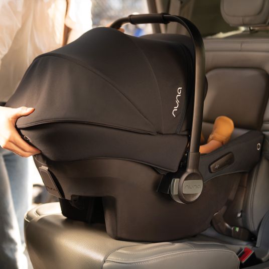 Nuna PIPA urban R 129 seggiolino auto per neonati dalla nascita fino a 13 kg (40 cm - 75 cm) con Isofix incluso riduttore di seduta e capottina solo 3,3 kg - Caviar