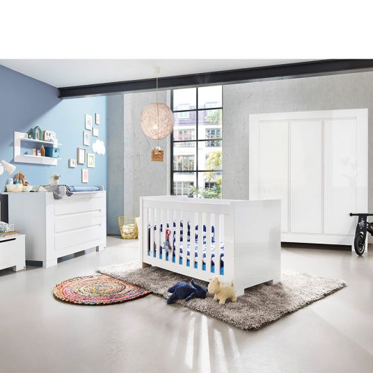 Pinolino Kinderzimmer Sky mit 3-türigem Schrank, Bett, extrabreiter Wickelkommode - Hochglanz - Weiß