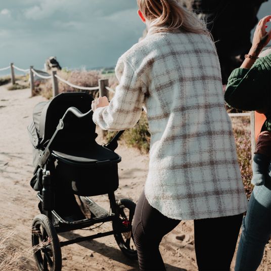 TFK Passeggino Pro con pneumatici e seggiolino sportivo fino a 34 kg, incluso portacellulare, bottiglia per bevande, borsa per ciuccio, libro per passeggino e pacchetto accessori XXL - antracite