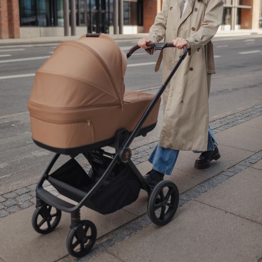 Venicci 2in1 Kombi-Kinderwagen Claro bis 22 kg mit Babywanne, Sportsitz, Teleskopschieber, Liegeposition inkl. Regenschutz, Beindecke, Schnullerkette, Spieluhr, Greifling & Wickeltasche - Caramel