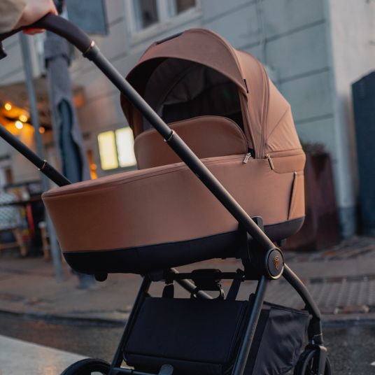 Venicci 2in1 Kombi-Kinderwagen Claro bis 22 kg mit Babywanne, Sportsitz, Teleskopschieber, Liegeposition inkl. Regenschutz, Beindecke, Schnullerkette, Spieluhr, Greifling & Wickeltasche - Caramel