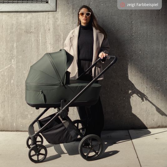 Venicci 2in1 Kombi-Kinderwagen Claro bis 22 kg mit Babywanne, Sportsitz, Teleskopschieber, Liegeposition inkl. Regenschutz, Beindecke, Schnullerkette, Spieluhr, Greifling & Wickeltasche - Noir