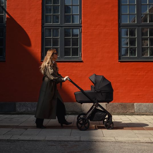 Venicci Passeggino Claro 2in1 fino a 22 kg con navicella, sedile sportivo, maniglione telescopico, posizione reclinabile, incluso parapioggia, coprigambe, catena per ciucci, carillon, gioco da afferrare e borsa fasciatoio - Noir