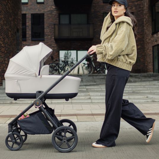 Venicci 2in1 Kombi-Kinderwagen Claro bis 22 kg mit Babywanne, Sportsitz, Teleskopschieber, Liegeposition inkl. Regenschutz, Beindecke, Schnullerkette, Spieluhr, Greifling & Wickeltasche - Vanilla