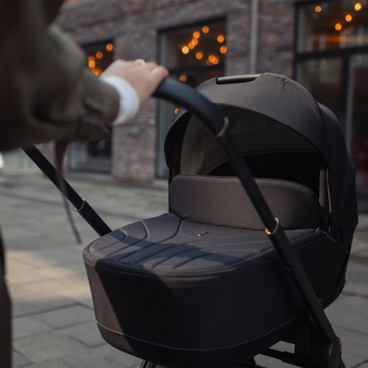 Venicci 2in1 Kombi-Kinderwagen Claro bis 22 kg mit Babywanne, Sportsitz, Teleskopschieber, Liegeposition inkl. Regenschutz, Beindecke & Wickeltasche mit Wickeunterlage - Noir