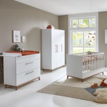 3-tlg Kinderzimmer-Set Lina mit 4-türigem Schrank, Bett, Wickelkommode mit Wickelaufsatz - Kreideweiß / Walnuss-Optik