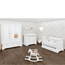 Kinderzimmer Emilia mit 3-türigem Schrank, Bett, breiter Wickelkommode 